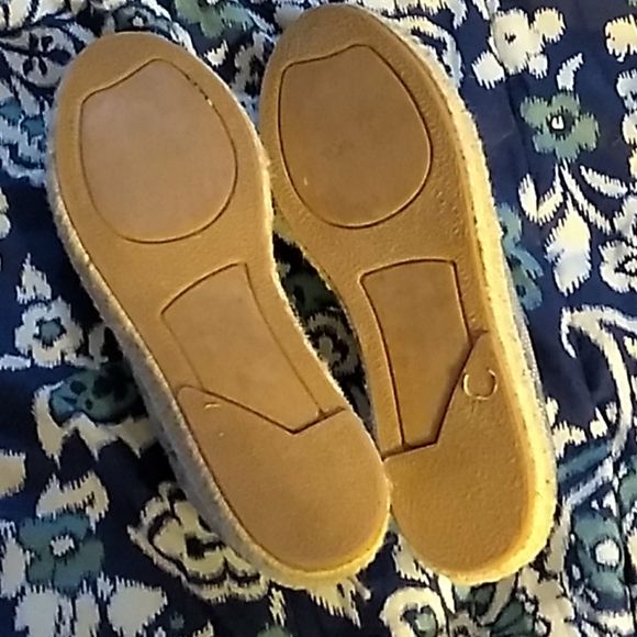 NWOB André Assous Silver Espadrilles Made In Spain - Picture 8 of 8